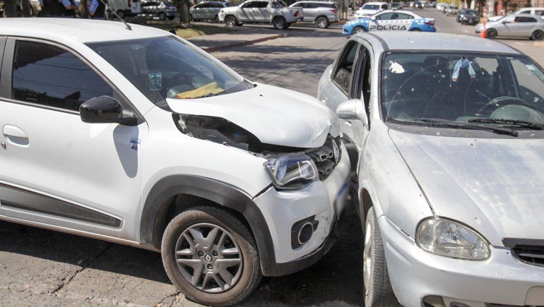 No cedió el paso y chocó con otro auto en la Avenida