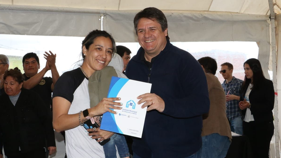 Gaido entregó 100 tenencias a familias de Pacífica