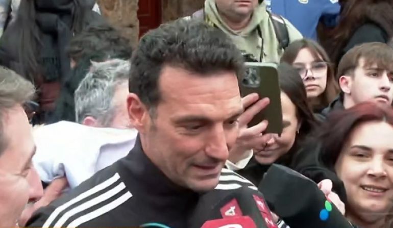 Scaloni saludó a los hinchas que lo recibieron en Pujato