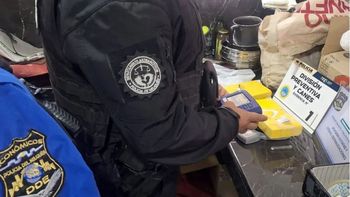 La paciente investigación de la Policía neuquina permitió esclarecer el robo que tuvo como víctima a una jubilada e incluso encontró ladrillos cocaína abriendo otra causa por microtráfico de drogas. La paciente investigación de la Policía neuquina permitió esclarecer el robo que tuvo como víctima a una jubilada e incluso encontró ladrillos cocaína abriendo otra causa por microtráfico de drogas.