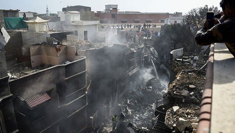 Pakistán: un avión con 100 pasajeros cayó en plena ciudad