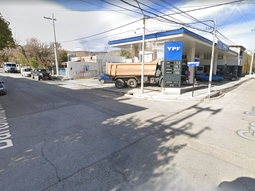 El brutal ataque perpetrado por tres jóvenes contra uno ocurrió en la estación de servicio YPF Ordóñez de Chos Malal. El brutal ataque perpetrado por tres jóvenes contra uno ocurrió en la estación de servicio YPF Ordóñez de Chos Malal.