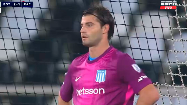 Santiago Sosa se hizo cargo del arco de Racing los últimos minutos.