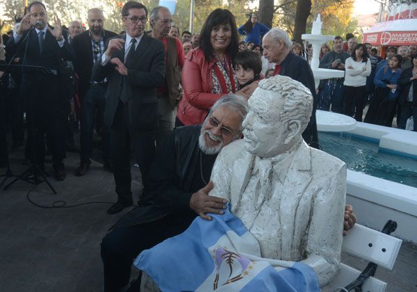 Inauguraron el monumento al poeta neuquino Marcelo Berbel
