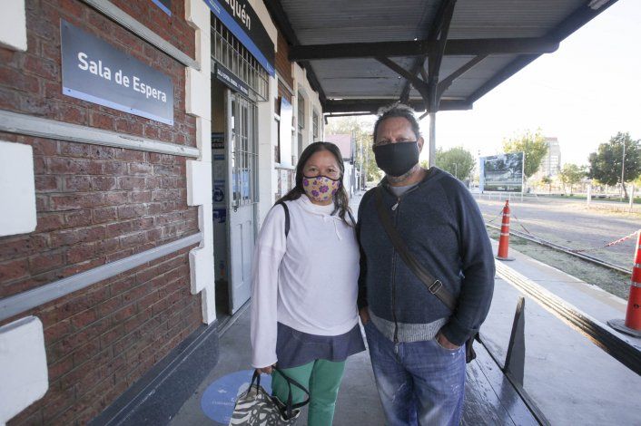Fanny y Héctor tiene una conocida librería en Plottier y viajan en ten porque es más barato.