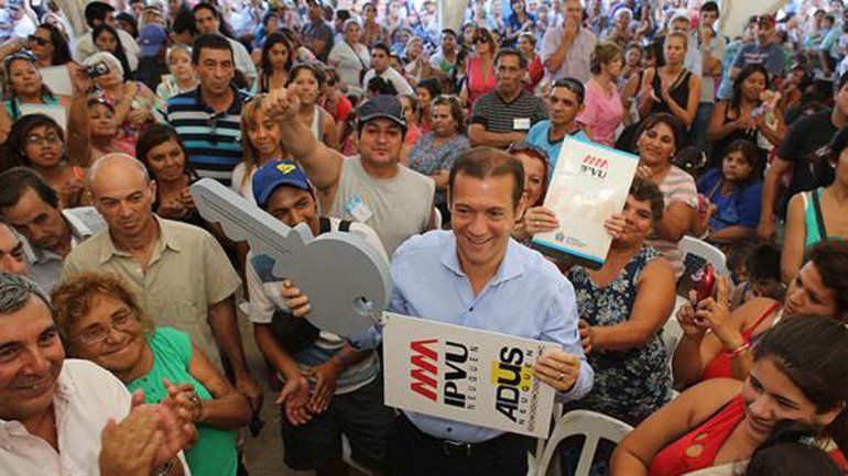 Gutiérrez entregó 483 viviendas en Cuenca XVI y anunció la construcción de más casas