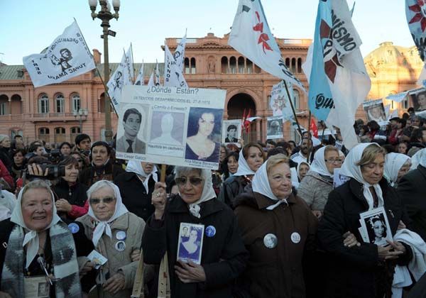 Emotivo acto al cumplirse 35 años de las Madres de Plaza de Mayo