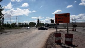 La Ruta 7 quedó inconclusa y se corta por el ripio. Faltan rotondas y hasta hubo accidentes mortales.