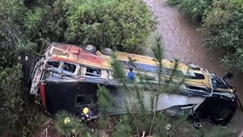 El conductor perdió el control, chocó contra un vehículo y terminó en el arroyo Yazá.  El conductor perdió el control, chocó contra un vehículo y terminó en el arroyo Yazá.