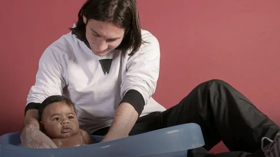 Lionel Messi bañó a Lamine Yamal durante una campaña de UNICEF.