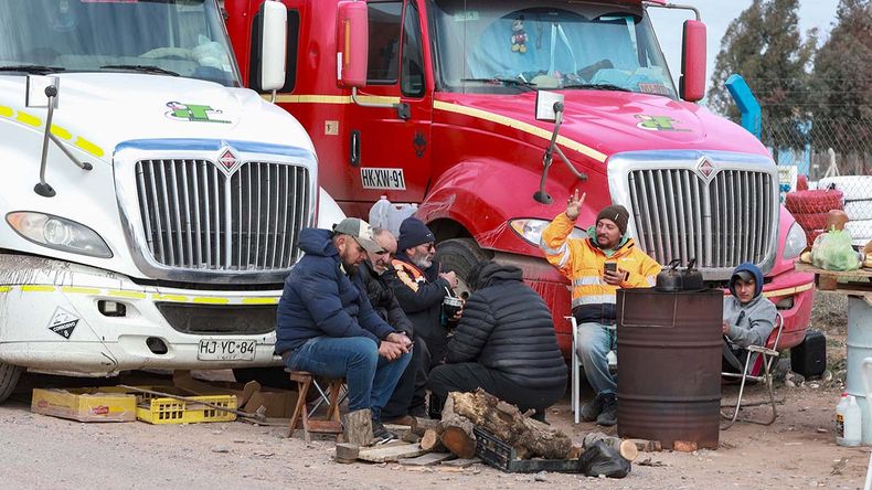 Varados en Neuquén: ¿Qué llevan, de dónde son y cuál es el destino de los camioneros que esperan cruzar a Chile?