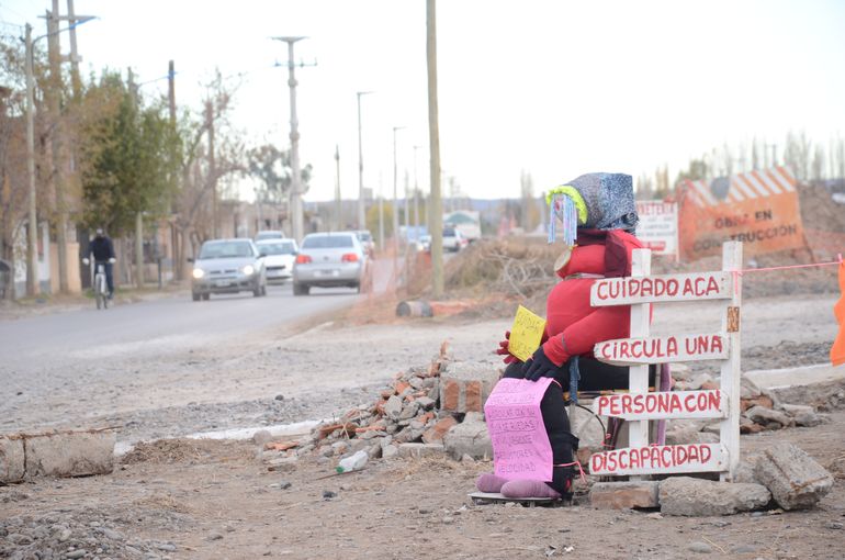 La familia del hombre puso un muñeco en la esquina que él suele transitar para que los automovilistas disminuyan la velocidad. La familia del hombre puso un muñeco en la esquina que él suele transitar para que los automovilistas disminuyan la velocidad.