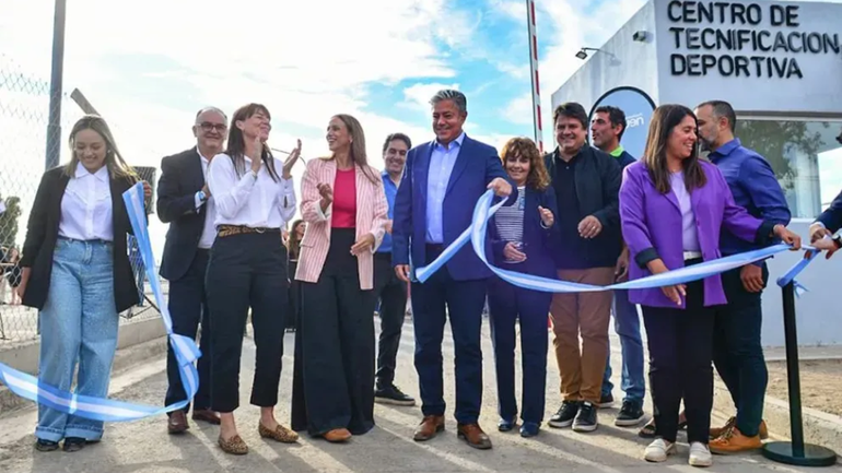 Los funcionarios inauguraron las nuevas obras.