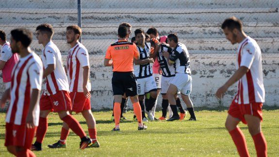 Cipolletti fue contundente ante Independiente como visitante en Centenario y se llevó tres puntos de oro. El Rojo no levanta cabeza y sigue sin sumar unidades en la zona patagónica.