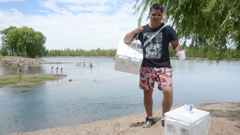 Marcelo se dedica a la venta callejera mientras recorre gran parte del país.