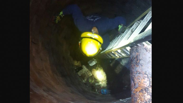 Bomberos rescataron a un perrito que se cayó a un pozo ciego de tres metros