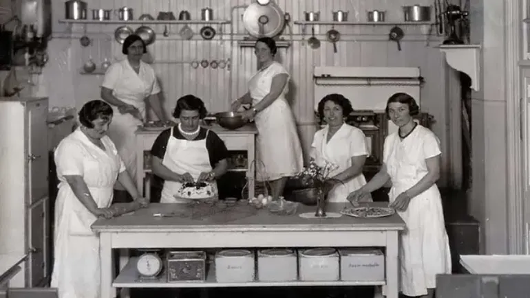 Doña Petrona y parte de su equipo en acción. Doña Petrona y parte de su equipo en acción.