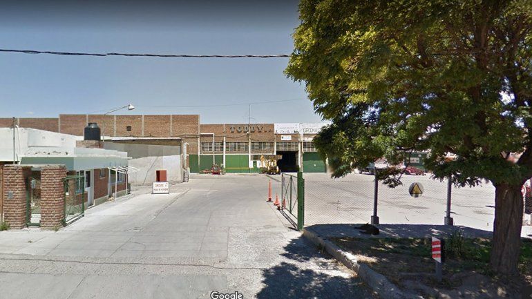 Un hombre cayó al vacío desde el techo de un galpón y murió