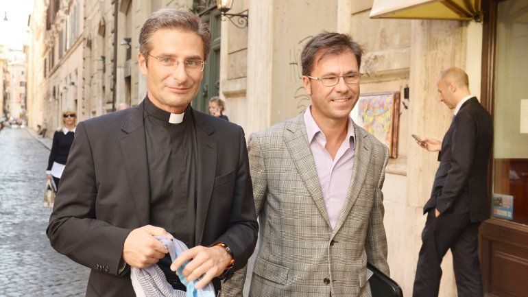 El sacerdote polaco Krysztof Charamsa conmocionó a la Iglesia luego de presentar a su novio catalán.