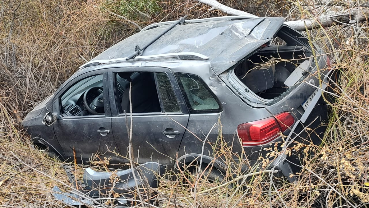 La camioneta Volkswagen Surán quedó, aproximadamente, a unos 20 metros de la cinta asfáltica.