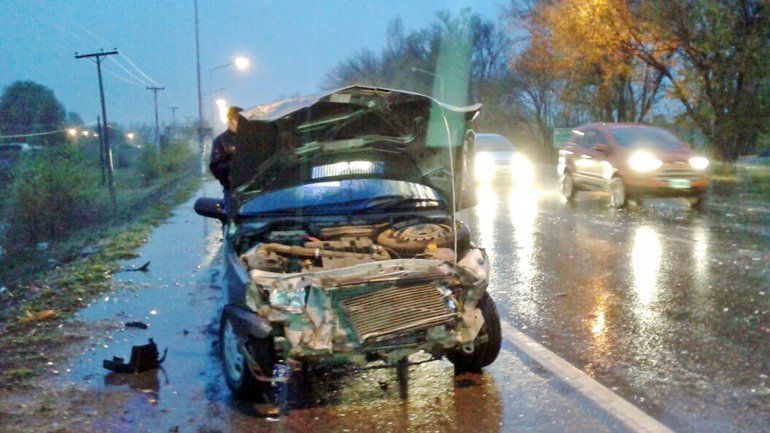 El Peugeot 206 cruzó de mano e impactó con la Ford Transit.