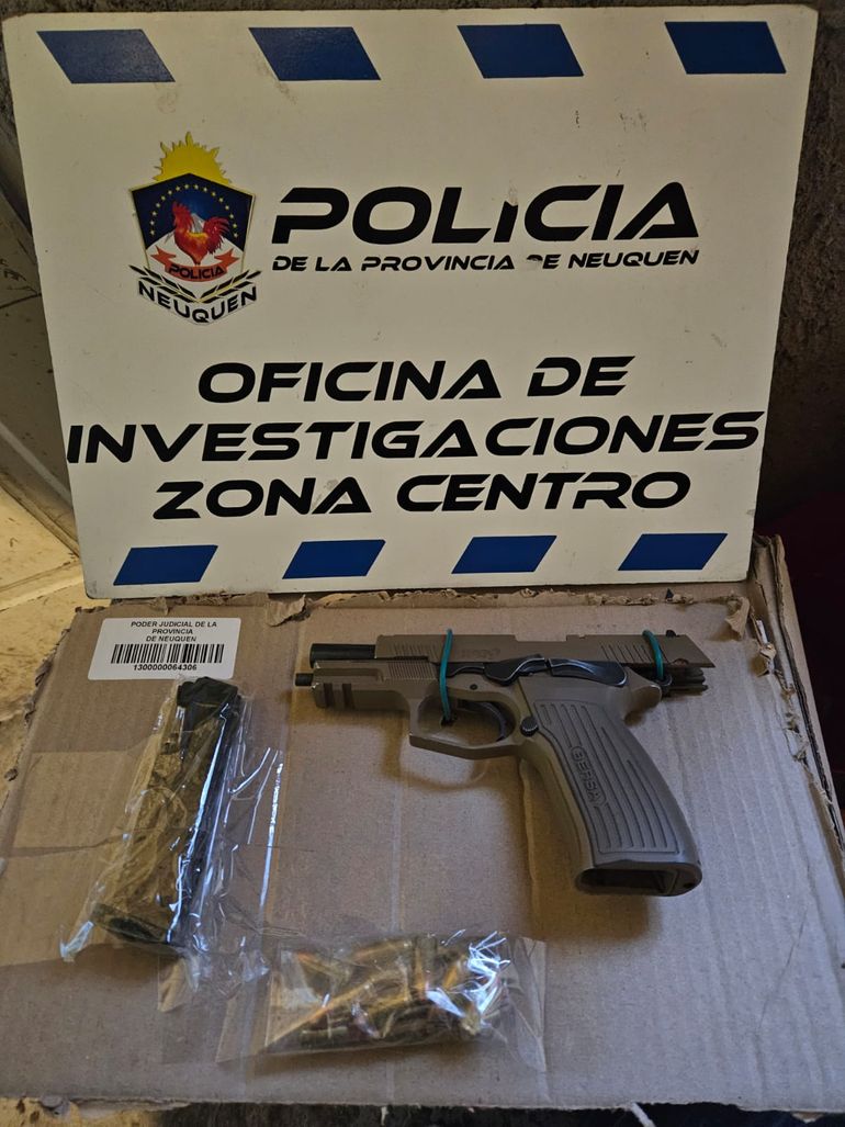 Una pistola 9 milímetros marca Bersa que fue secuestrada durante el allanamiento al merendero Jireh. Una pistola 9 milímetros marca Bersa que fue secuestrada durante el allanamiento al merendero Jireh.