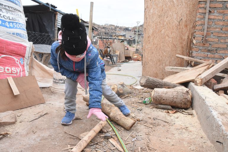 El drama de la ola polar en la toma más lejana de Neuquén