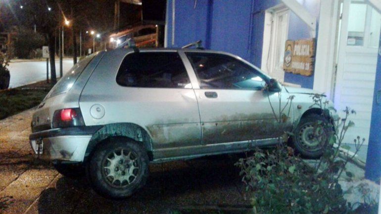 El Renault Clio contra el frente de la Comisaría 28ª. El conductor tuvo que ser auxiliado y luego fue detenido.