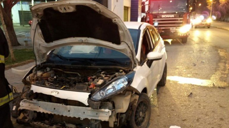 Policía chocó de atrás a otro auto y resultó herido