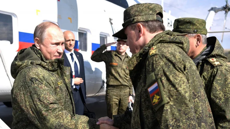 Altos mandos militares rusos con el presidente Vladimir Putin.