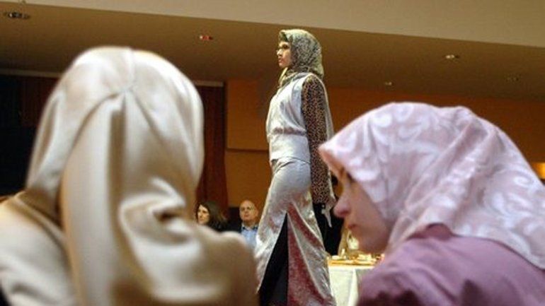 La ley islámica prohíbe a las mujeres exhibirse sin el velo.