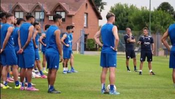 insolito: una avioneta sobrevolo el entrenamiento de velez con un particular reclamo a la dirigencia insolito: una avioneta sobrevolo el entrenamiento de velez con un particular reclamo a la dirigencia