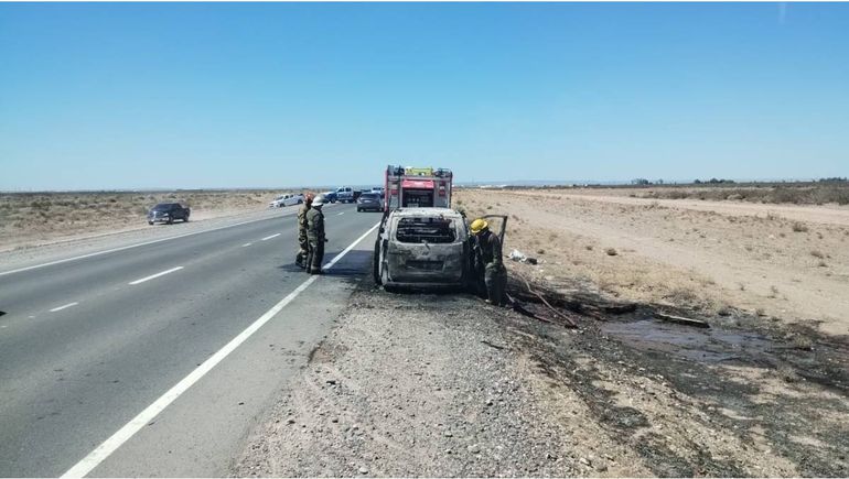 El incendio de la camioneta en plena Ruta 67. La familia era de Buenos Aires e iba a Bariloche. El incendio de la camioneta en plena Ruta 67. La familia era de Buenos Aires e iba a Bariloche.