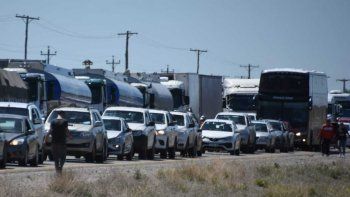 Los trabajadores de Desarrollo Social cortan la ruta 22 en Arroyito. Sebastián Fariña Petersen. 