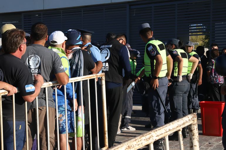 UOCRa y Petroleros Privados afuera de la Legislatura de Neuquén. Las actas llegarán a Victor Cárcar y Marcelo Rucci. UOCRa y Petroleros Privados afuera de la Legislatura de Neuquén. Las actas llegarán a Victor Cárcar y Marcelo Rucci.