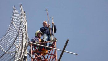 El hombre tiene 55 años. Estuvo seis horas trepado a la antena.