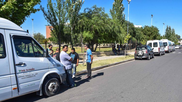 Transportistas escolares reclaman en el CPE por falta de pago atrasado