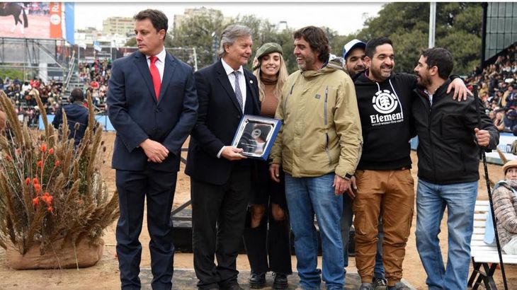 Juan Manuel Sosa, al momento de recibir el premio de manos del jurado. Juan Manuel Sosa, al momento de recibir el premio de manos del jurado.