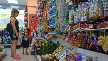 el mundial pone en pausa el espiritu navideno, pero no los precios de los pinitos el mundial pone en pausa el espiritu navideno, pero no los precios de los pinitos