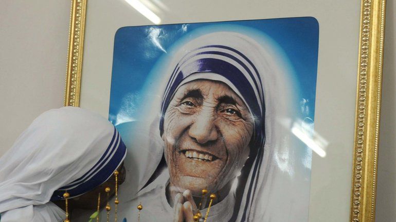 Una misionera de la caridad besa un retrato de la madre Teresa.