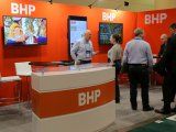 FOTO DE ARCHIVO: Visitantes al stand de BHP (antes conocido como BHP Billiton) hablan con representantes durante la convención anual de la Asociación de Prospectores y Desarrolladores de Canadá (PDAC)