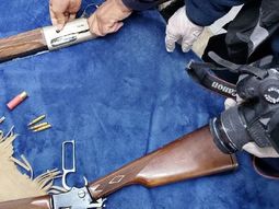 La Policía se llevó rifles y carabinas de una casa asaltada el jueves. Los ladrones se habrían llevado 78 armas.