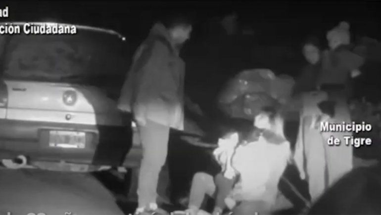 Se tiró de un auto en movimiento con su hijo para escapar de un ataque de ex su pareja