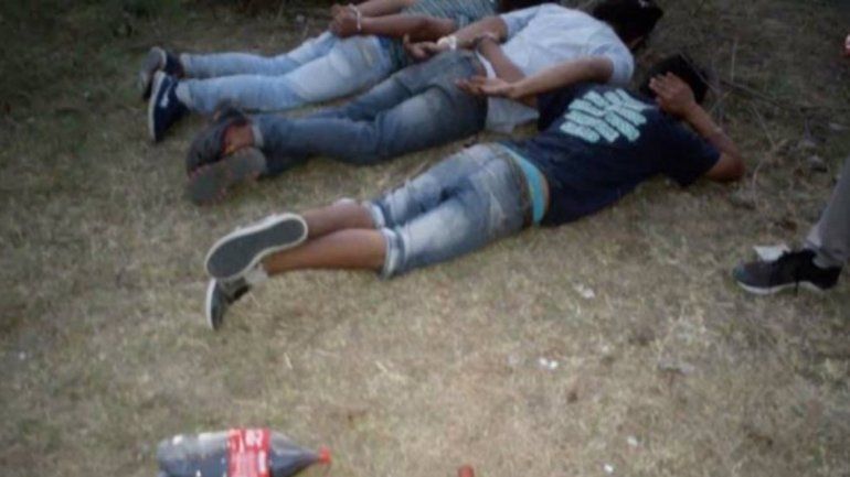 Confundieron a policías de civil con remiseros y les pidieron un viaje.