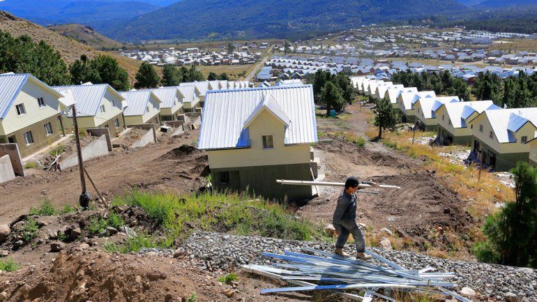 Gutiérrez entrega 85 casas en San Martín de los Andes