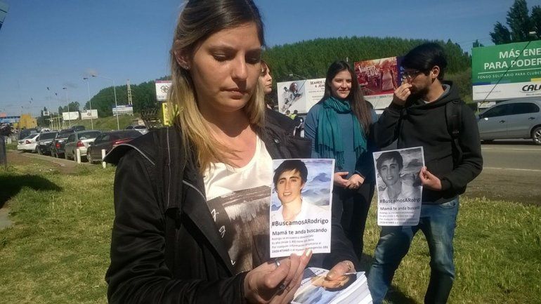 Familiares de Rodrigo Hredil reparten volantes en los puentes carreteros