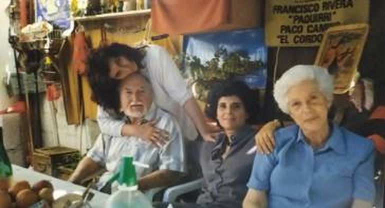 Cecilia con sus padres y hermana. Cecilia con sus padres y hermana.