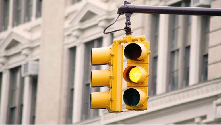 Expertos aclaran el dilema de cruzar el semáforo con la luz amarilla. Expertos aclaran el dilema de cruzar el semáforo con la luz amarilla.