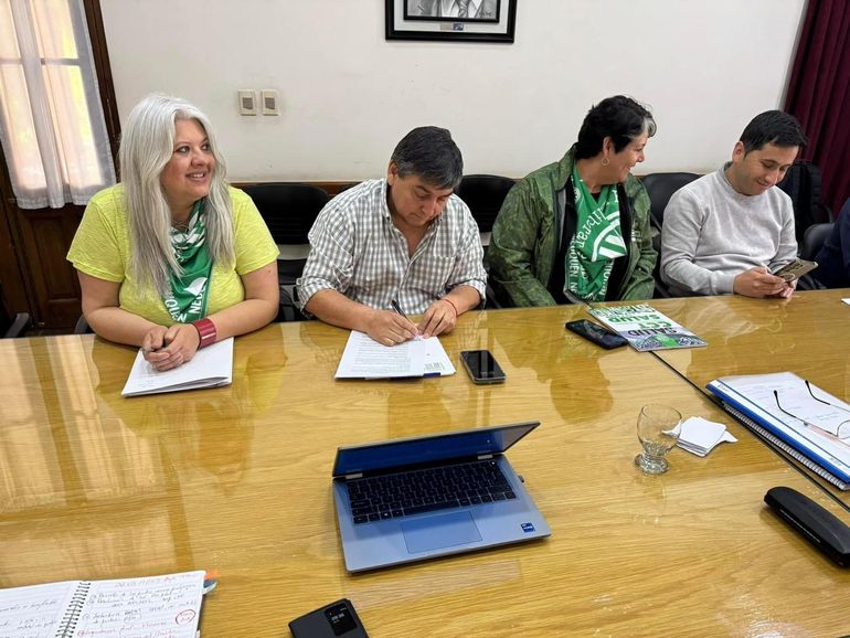 La firma del acta acuerdo entre el gobierno y ATE que se pondrá a consideración de una asamblea ente hoy y mañana. La firma del acta acuerdo entre el gobierno y ATE que se pondrá a consideración de una asamblea ente hoy y mañana.