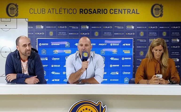 Gonzalo Belloso realizó una conferencia de prensa junto a Lequi para anunciar las novedades en Rosario Central. 